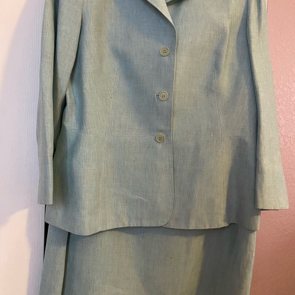 Spring suit - Picture 2 of 5